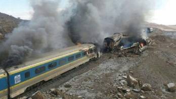 Las formaciones de pasajeros chocaron y luego se prendieron fuego.