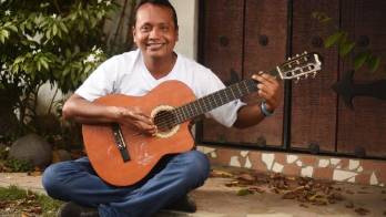 Eduardo, luego de siete meses, volvió a hacer lo que más ama, tocar la guitarra para Dios.