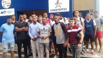 Los jugadores colonenses protestaron afuera de la sede de PANDEPORTES en Colón.