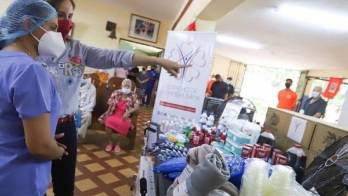 Entrega de ayuda a un asilo.