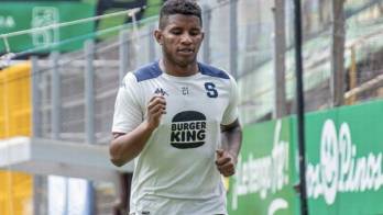 Fidel Escobar entrando con el Saprissa.