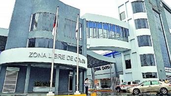 Los delincuentes forzaron una puerta corrediza.