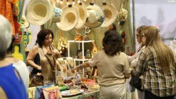 Los artesanos se preparan para la feria.