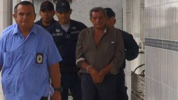 Permanecerá seis meses detenido mientras se investiga.