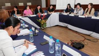 Dialogan sobre violencia contra la mujer.