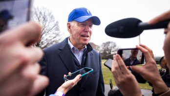 El presidente de Estados Unidos, Joe Biden, responde a las preguntas de los periodistas en la Casa Blanca, en Washington (EE.UU.).