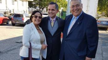 Ramsés Owens, junto con miembros del Colegio de Abogados al salir.