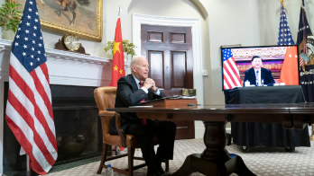 El presidente de los Estados Unidos, Joe Biden, habla en una reunión virtual con el presidente chino, Xi Jinping, en una fotografía de archivo.
