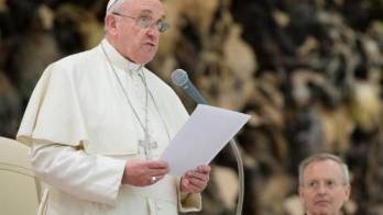 Durante su aplaudida alocución, Francisco se refirió a la corrupción, que no es un vicio exclusivo de la política sino una lacra también presente en las empresas, en los medios de comunicación y en las organizaciones sociales y también en las iglesias.