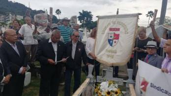 Periodistas ante la tumba de Hernández.