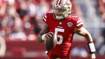 Trey Lance se dobló el tobillo derecho.