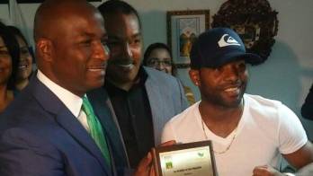 El alcalde (i) y el campeón.