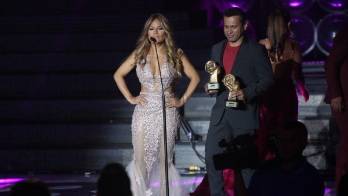 Sandra junto con su hermano.