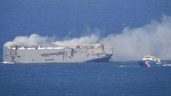 Se incendia buque de bandera panameña con 3 mil automóviles a bordo