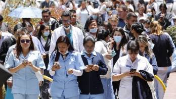 Fueron evacuados. Temerosos tratan de contactarse con familiares.