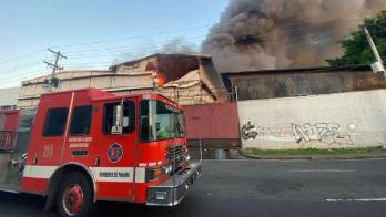 Incendio consumió bodega en Perejil.