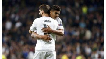 Nacho y Casimiro se abrazan al escuchar el pitazo final.