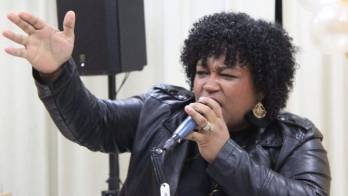 Edith de Mena, es una de las Ministras de Alabanza del Ejército de Dios.