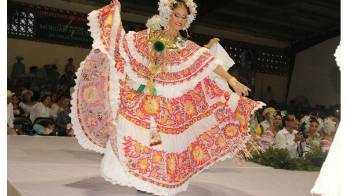 Obra de arte. La pollera es el vestido folklórico más original y hermoso del mundo.
