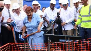 Dan inicio de la primera palada del proyecto habitacional ‘Nuevo Brooklincito', en Curundú.