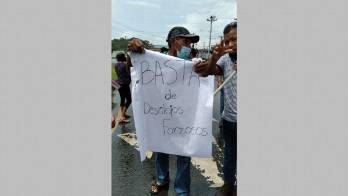 Invasores se enfrentaron ayer con la Policía.