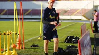 Gary Stempel dirigiendo la primera práctica en el Rommel Fernández.