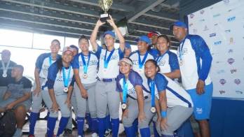 Festejan después de lograr el campeonato femenino.