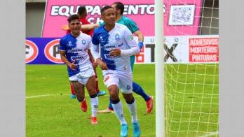 Gabriel Torres (d) busca tener regularidad.