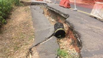 Este tramo de ocho metros se ubica en la comunidad de San Pedro, en donde solo un auto puede pasar.