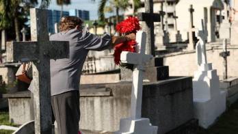 Hoy, Día de los Difuntos, miles de personas visitan las tumbas de sus seres queridos.