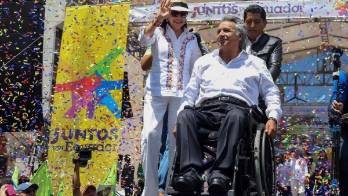 Lenín Moreno (d-frente), participa durante una concentración.