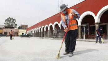 Trabajadores municipales limpiaban ayer las cenizas.
