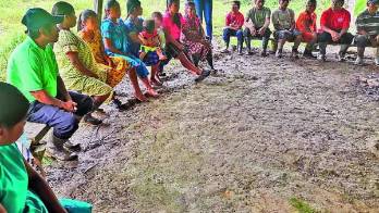 Estupefactos y sumidos en el dolor y el miedo el resto de la comunidad se reune con autoridades nacionales quienes llegaron a la comunidad comarcal para brindar ayuda material .