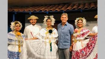 Montero dice que la pollera panameña es el traje típico más bello del mundo