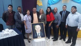 Los ganadores recibiendo los respectivos premios.