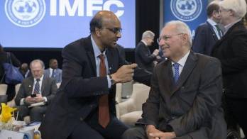 Primer ministro de Singapur, Tharman Shanmugaratnam (i), conversa con el ministro alemán.