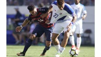 Roberto Chen (d) de Panamá disputan el balón con Dom Dywer (i) de Estados Unidos.