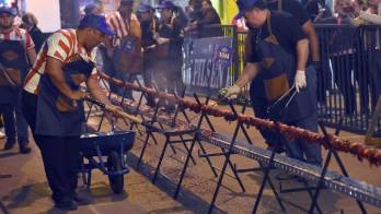 Paraguayos asan la carne en palito más grande del mundo
