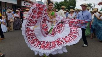 María Gabriela Cano desfila en su pueblo como reina de la pollera