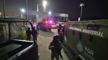 Un camión blindado, que hace parte de un convoy de seguridad, vigila el penal del Altiplano, el 5 de enero de 2023, donde se encuentra Ovidio Guzmán, hijo del 'Chapo', en Toluca, Estado de México.