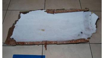 La pieza de metal es de un metro de largo.