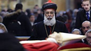 La reina emérita de España, Sofía, acudió a la basílica de San Pedro para rendir homenaje al papa emérito.