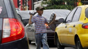 Niños desde los cinco años trabajan en las calles del país.
