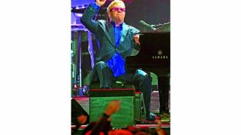 Elton John le hace petición a los diputados