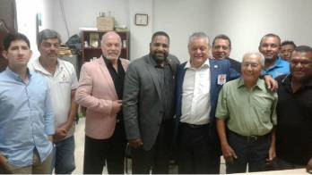 El panameño Salazar junto al presidente de la FIB, Daryl Peoples.