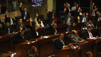 Diputados del PRD y de CD ejercen su derecho al voto en el pleno de la Asamblea Nacional ayer.