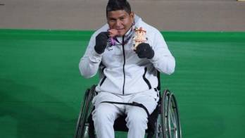 Gertrudis Ortega le da la primera presea a Panamá