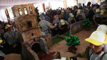 Miles de personas pudieron degustar del delicioso pastel cuya elaboración tomó más de 20 horas de trabajo a varios pasteleros.