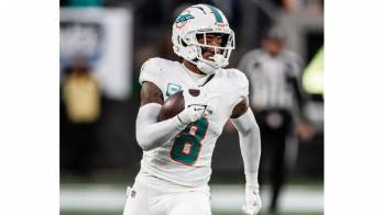 MANDAN EN EL ESTE DE LA CONFERENCIA AMERICANA | Los Miami Dolphins no tuvieron problemas para superar este viernes 13-34 a los New York Jets en el primer partido de NFL que se realiza en 'Black Friday', en juego correspondiente a la semana 12 de la temporada 2023. La victoria afianzó a Dolphins en la cima del Este de la Conferencia Americana con 8-3. Jets, que sumó su cuarta derrota en fila, tiene marca de 4-7 en el tercer puesto de la misma división. Raheem Mostert lució con Dolphins. Tuvo 94 yardas y dos anotaciones. Por aire Tyreek Hill sumó 102 yardas y un touchdown.