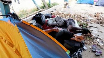 Agentes del Servicio Nacional de Fronteras y Servicio Nacional Aeronaval ofrecen la ayuda a los foráneos.